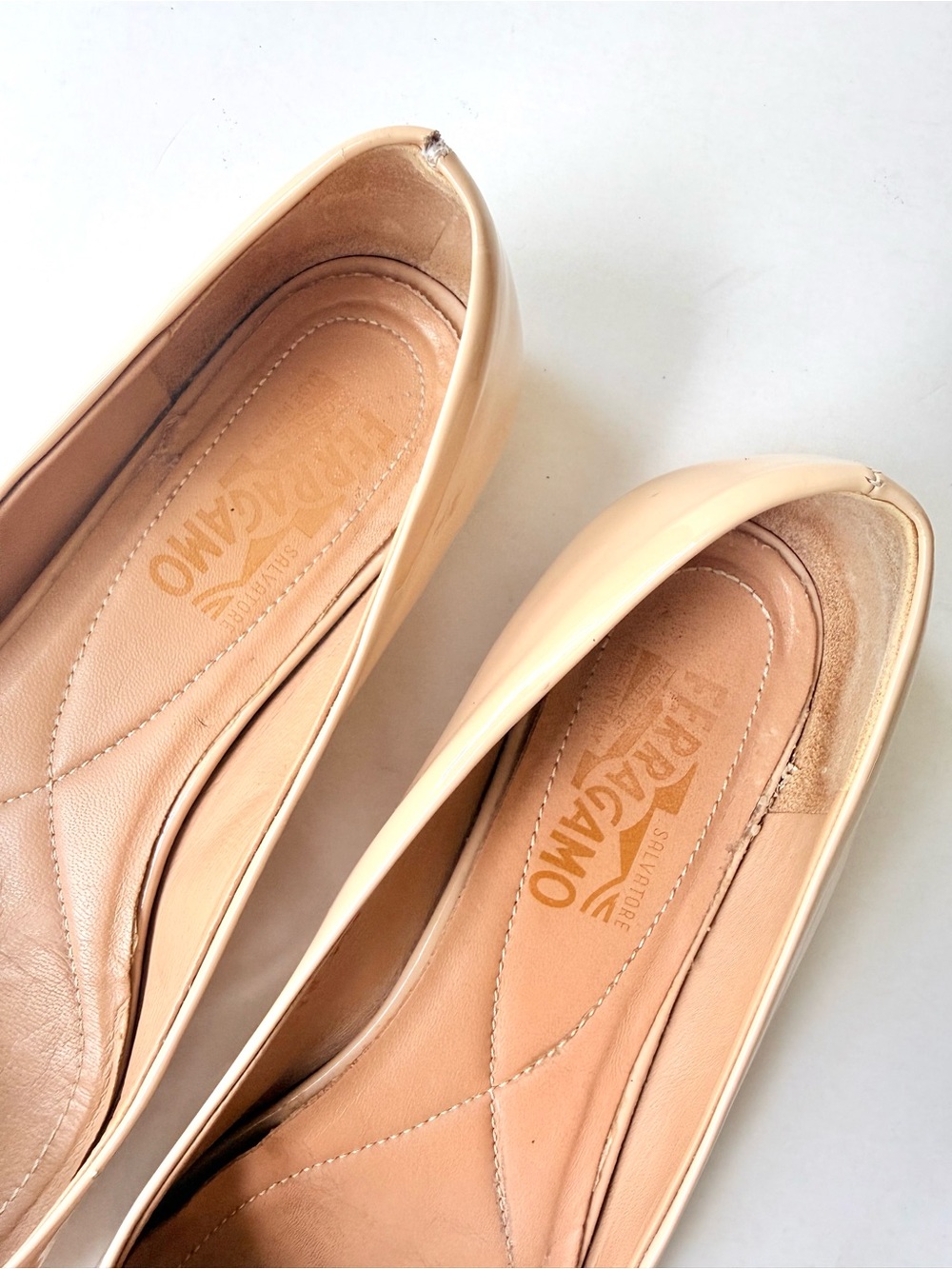 Salvatore Ferragamo Varina Beige Patent Leather Bow Ballet Flats 8.5 - Picture 5 of 16